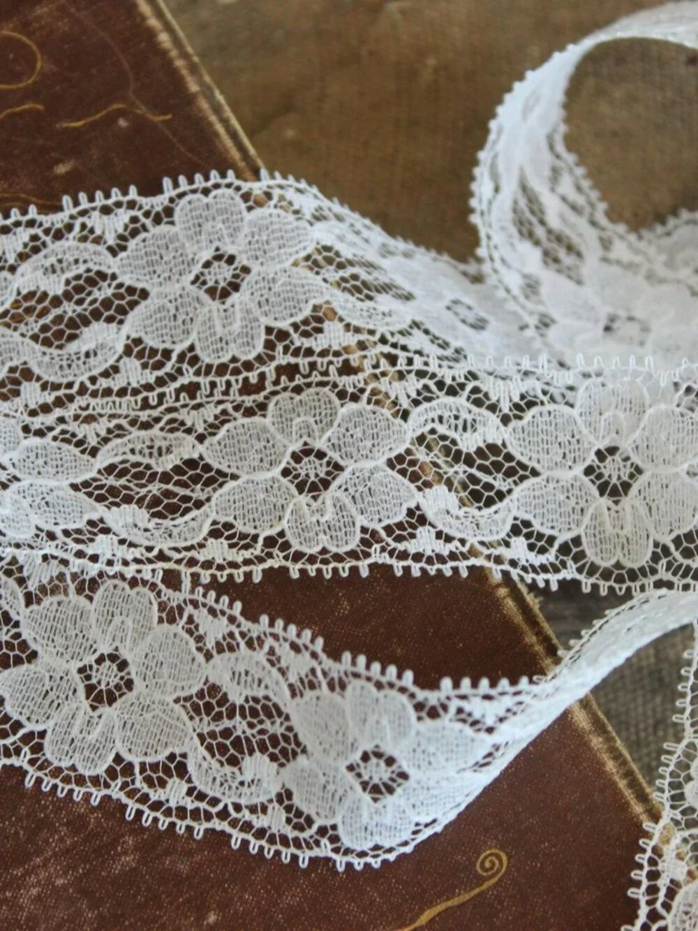 Vintage 1980s White Raschel Floral Lace Trim, Offray 3 Yards, 1.25